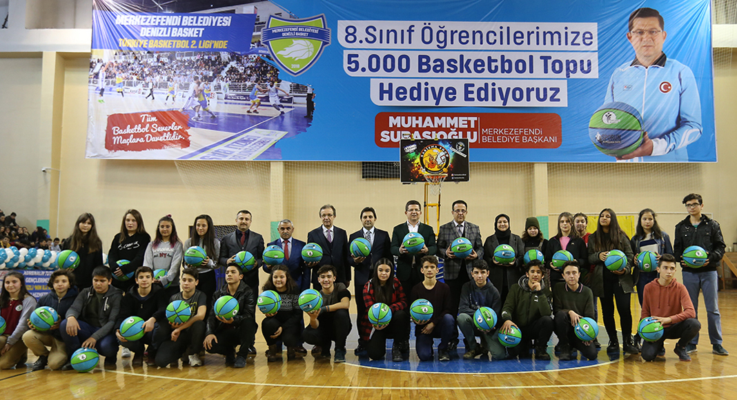 MERKEZEFENDİ’DE BİNLERCE TOP DAĞITILDI… SÖMESTR TATİLİ ŞOVLA BAŞLADI