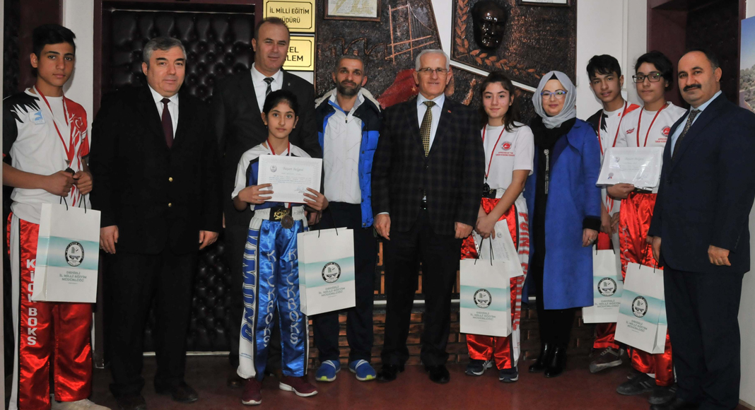 YILDIZ KIZLAR MADALYA İLE DÖNDÜ