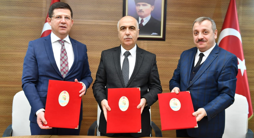 3 ÇOCUK EVİNİN KİRALARINI ÜSTLENDİ