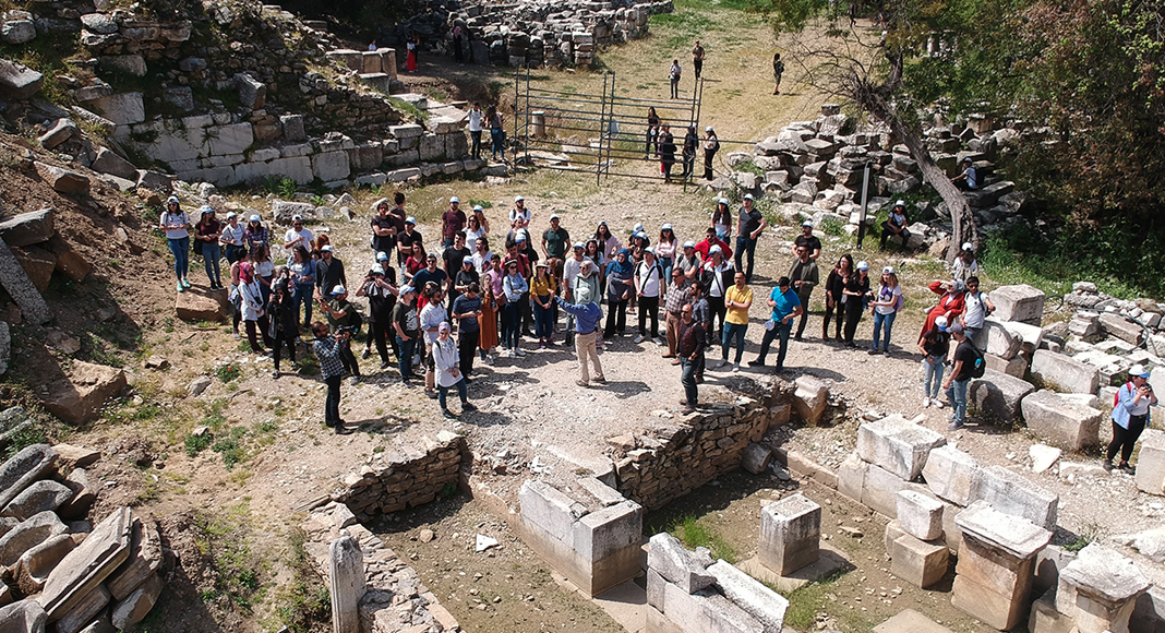 ÖĞRENCİLER ANTİK KENTTE