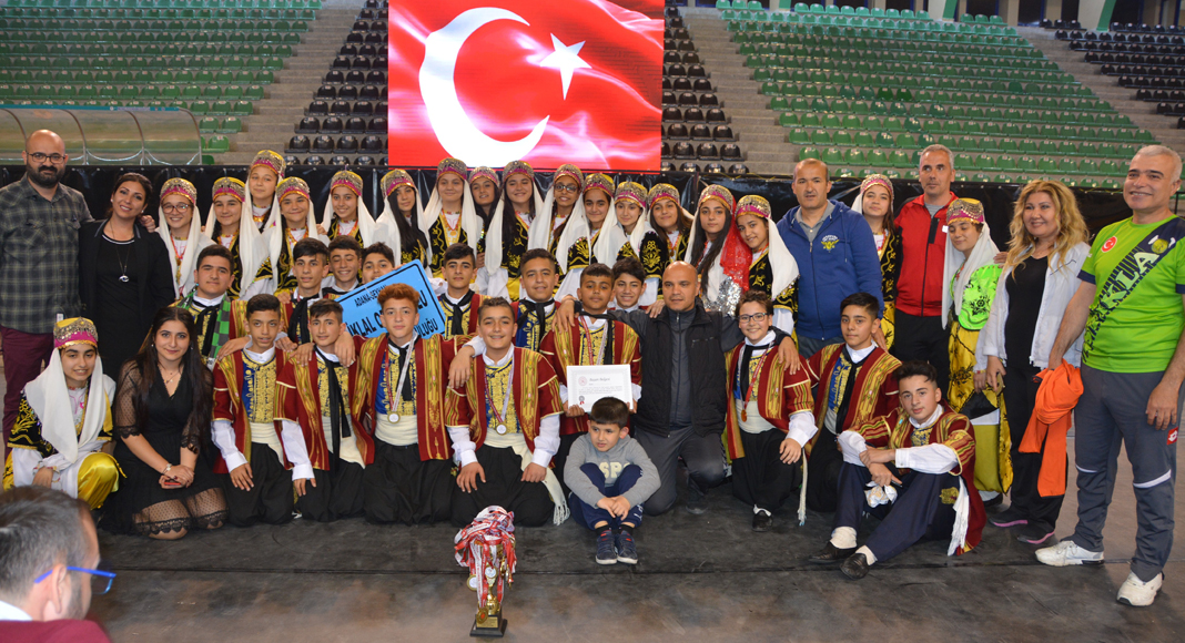 HALK OYUNLARINDA YILDIZLAR GEÇİDİ