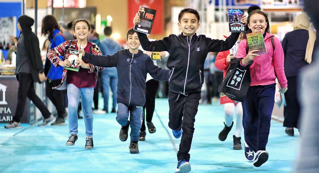 ÇOCUKLAR KİTABA KOŞUYOR!..