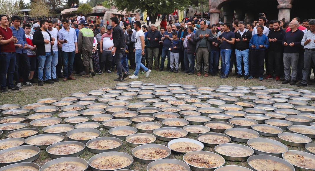 TAŞKIN DEDE’DE MAHŞERİ KALABALIK