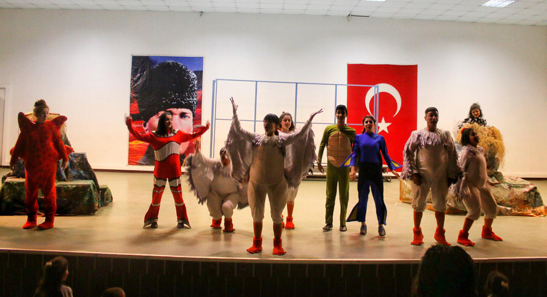 MİNİK ÇOCUKLAR TİYATRO İLE BULUŞTU