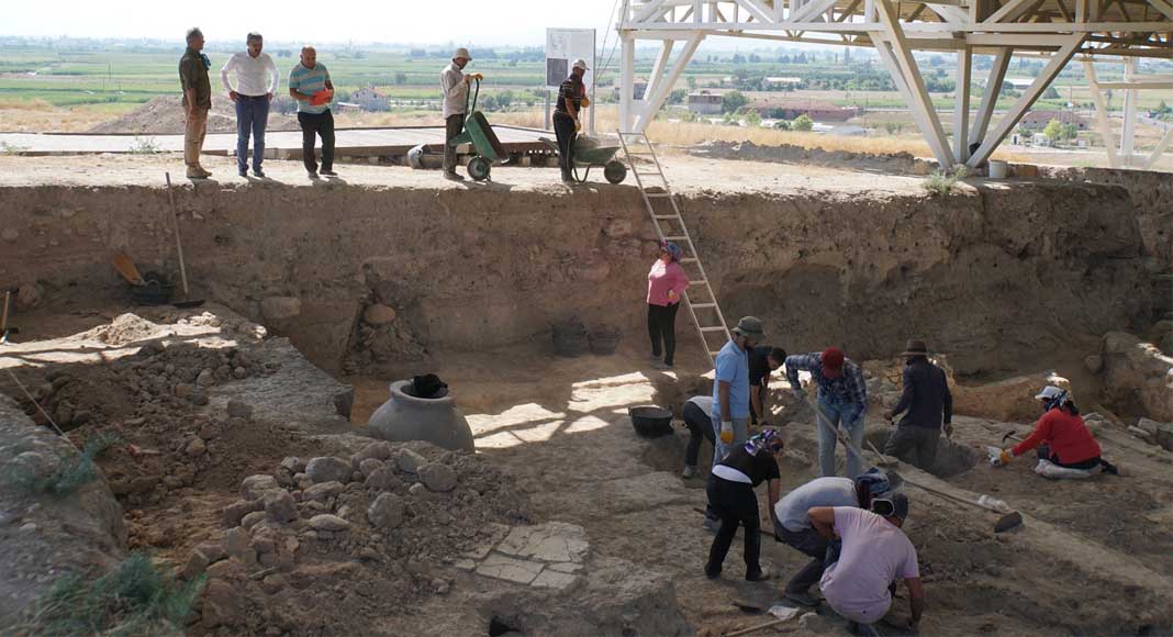 ÇİVRİL BEYCE SULTAN HÖYÜĞÜ’NDE KIRK KÜLTÜR TABAKASINA RASTLANDI