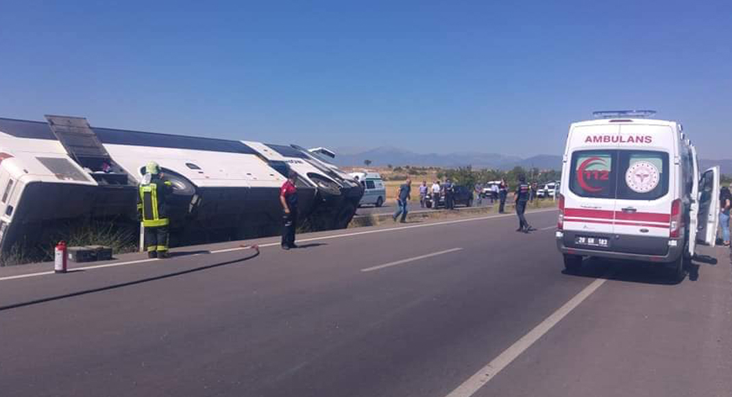 TUR OTOBÜSÜ DEVRİLDİ: 5 YARALI