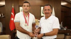 ŞAMPİYON GÜREŞÇİDEN REKTÖR BAĞ’A ZİYARET