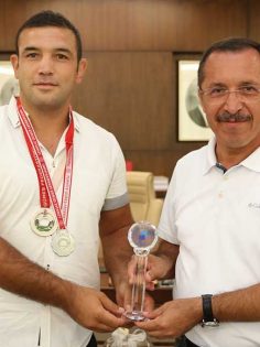ŞAMPİYON GÜREŞÇİDEN REKTÖR BAĞ’A ZİYARET