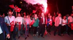 MELEK MOSSO DENİZLİ’Yİ SALLADI, FENER ALAYI’NA BİNLER KATILDI