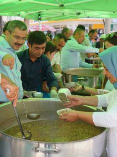 ÇİVRİL BELEDİYESİ AŞURE DAĞITTI
