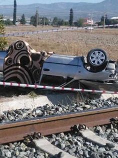 TREN İLE OTOMOBİL ÇARPIŞTI: 2 ÖLÜ, 1 YARALI