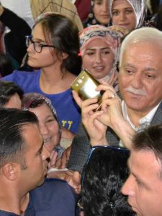 NİHAT HATİPOĞLU’NA YOĞUN İLGİ