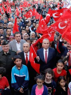 ONBİNLER CUMHURİYET YÜRÜYÜŞÜNDE BULUŞTU
