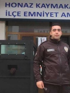 POLİS KAZAYLA HEM KENDİNİ HEM BEKÇİYİ VURDU