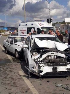 KÖPEĞE ÇARPMAMAK İÇİN FRENE BASTI: 1 ÖLÜ, 3 YARALI