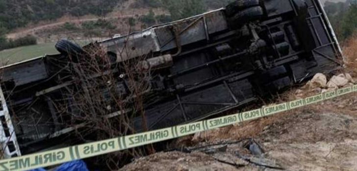 YOLCU MİDİBÜSÜ DEVRİLDİ: 1 ÖLÜ, 20 YARALI