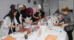 PAMUKKALELİ BAYANLAR EL SANATLARINDA USTALAŞIYOR