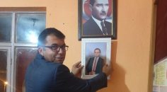 AFİŞ YERİNE FOTOĞRAFINI ASTI