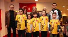 SATRANÇ’TA KÜÇÜKLER KÜRSÜYE ÇIKTI