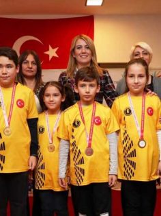 SATRANÇ’TA KÜÇÜKLER KÜRSÜYE ÇIKTI