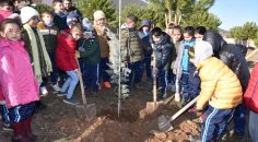 ‘TOPRAK DEDE’YE 100 FİDANLA VEDA