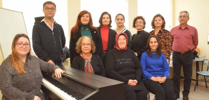 EV HANIMLARI VE EMEKLİLER KOROSU