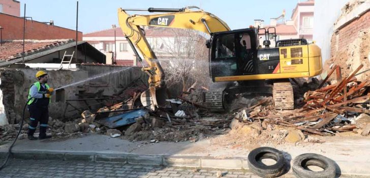 MERKEZEFENDİ’DE METRUK BİNALAR YIKILIYOR