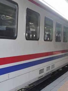 EĞLENMEK İÇİN TRENE KAÇAK BİNEN ÇOCUKLARI POLİS YAKALADI