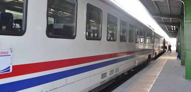 EĞLENMEK İÇİN TRENE KAÇAK BİNEN ÇOCUKLARI POLİS YAKALADI