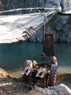 KÖPRÜ ÇÖKTÜ TRAKTÖR ÇAYA DÜŞTÜ