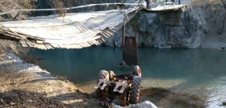 KÖPRÜ ÇÖKTÜ TRAKTÖR ÇAYA DÜŞTÜ