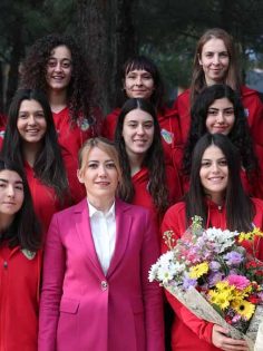BAŞKAN DOĞAN KADIN VOLEYBOLCULARI UĞURLADI