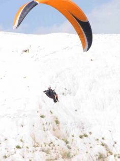 YAMAÇ PARAŞÜTÜYLE TRAVERTENLERE DÜŞTÜ