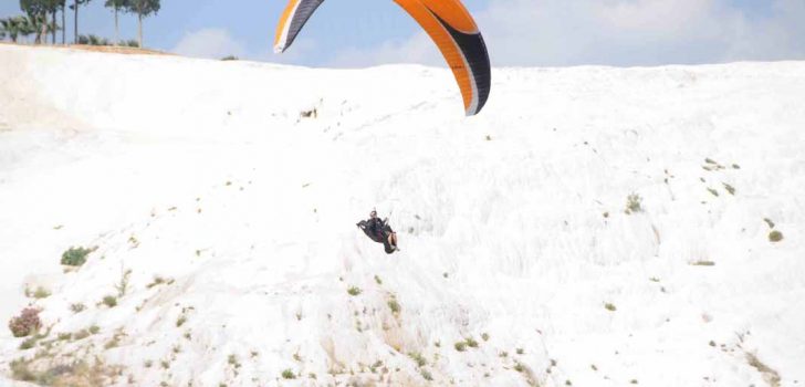 YAMAÇ PARAŞÜTÜYLE TRAVERTENLERE DÜŞTÜ