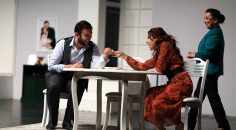 ZOLAN AİLESİNİN TİYATRO KEYFİ