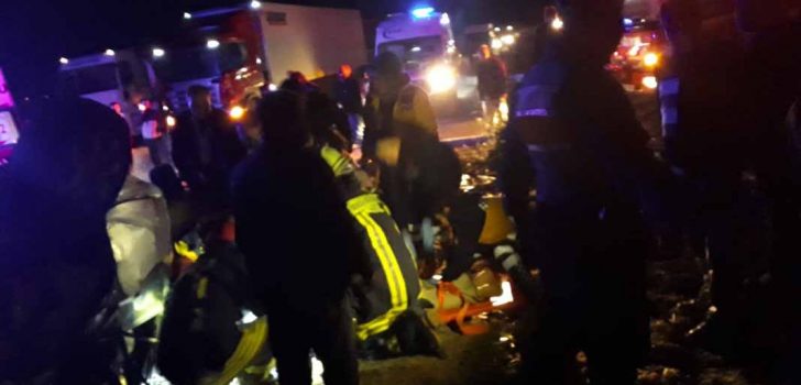 YOLCU OTOBÜSÜ İLE OTOMOBİL ÇARPIŞTI: 3 ÖLÜ, 1 YARALI