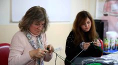 DEPREMZEDELER İÇİN BATTANİYE ÖRÜYORLAR