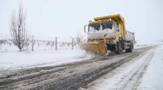 YOLLARDA KARLA MÜCADELE PARKLARDA KAR KEYFİ