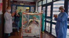 YOĞUN BAKIMDAN ALKIŞLARLA UĞURLANDILAR