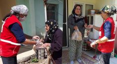 KIZILAY EKİPLERİ SICAK YEMEĞİNİ PAYLAŞIYOR