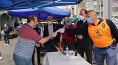 PAMUKKALE’DE PAZAR YERLERİNDE MASKE DAĞITILDI