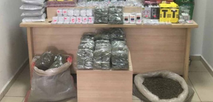 SOKAĞA ÇIKMA YASAĞINDA EROİN İLE YAKALANDI