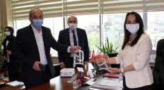 İL SAĞLIK MÜDÜRLÜĞÜ’NE MASKE VE ÖNLÜK ÜRETTİLER