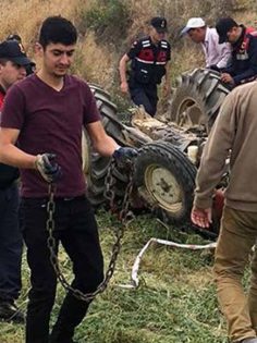 ÇAL’DA TRAKTÖR DEVRİLDİ, 4 YAŞINDAKİ ÇOCUK ÖLDÜ