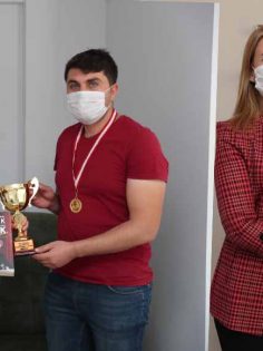 BAŞKAN DOĞAN, SPORCULARA ÖDÜLLERİNİ TESLİM ETTİ