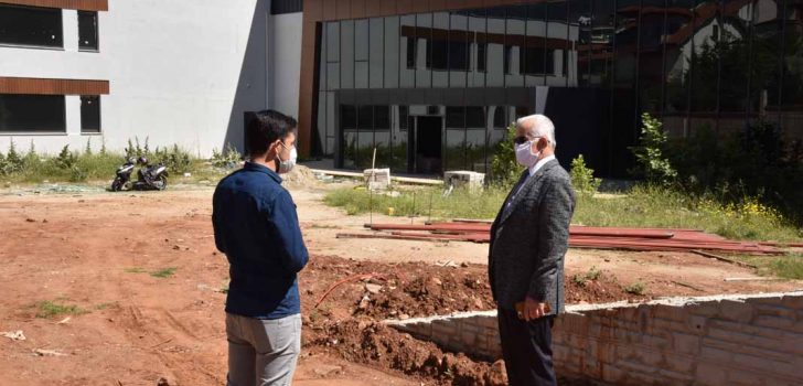 HAYIRSEVERİN YAPTIRDIĞI LİSEDE İNCELEME YAPILDI