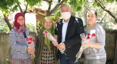 HONAZ’DA ANNELERE BİNLERCE KARANFİL