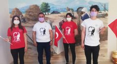 ÇAL’DA ATATÜRK BASKILI TİŞÖRT VE BAYRAK DAĞITILDI