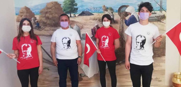 ÇAL’DA ATATÜRK BASKILI TİŞÖRT VE BAYRAK DAĞITILDI
