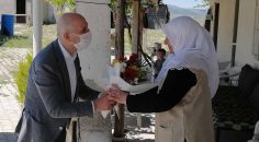 BAŞKAN ÖZBAŞ, ELİNDE ÇİÇEKLERLE YOLLARA DÜŞTÜ